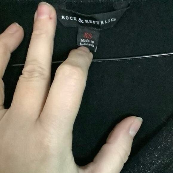 Rock & Republic Black V-Neck Short Sleeve Pocket Tee Women’s XS - Picture 4 of 8